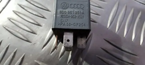 Volkswagen PASSAT B5.5 Other relay 8d0951253a v23134-b52-x301