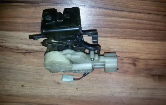 Mazda 323 F Tailgate/trunk/boot lock/catch/latch