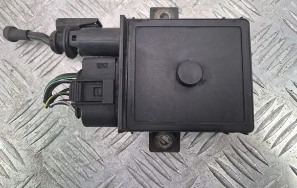 Mercedes-Benz E W211 Glow plug pre-heat relay A6421530379 0522140202 0001814596