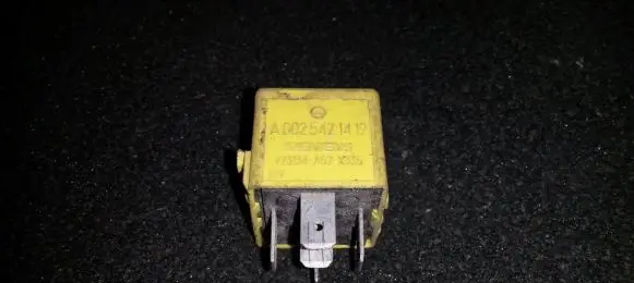 Mercedes-Benz C W202 Other relay a0025421419 v23134-a52-x335