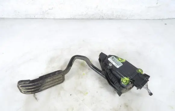 Accelerator throttle pedal