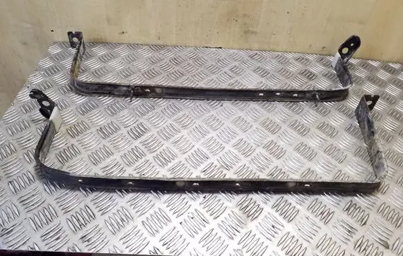 Fuel tank mounting bracket