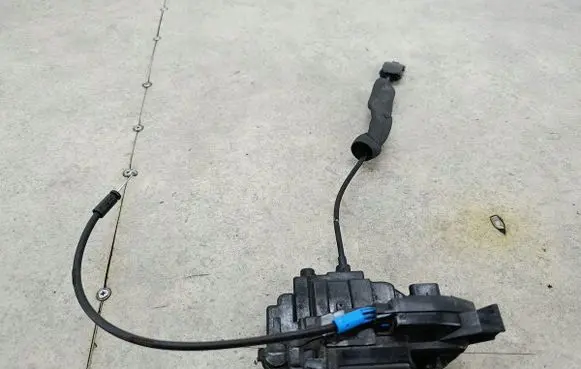 Renault Laguna III Front door lock 805000004R