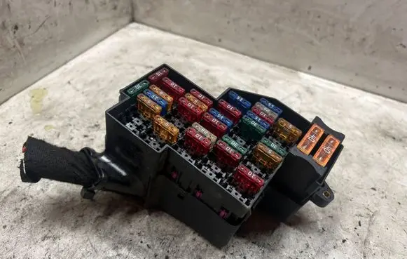 Volkswagen Touareg I Fuse module 7L0941828A