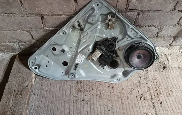 Volkswagen PASSAT B5.5 Rear door window regulator with motor 3B9839751CM 11049716 117630