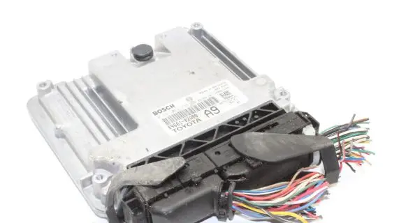 Toyota Corolla E120 E130 Engine control unit/module 0281011733 8966102A90