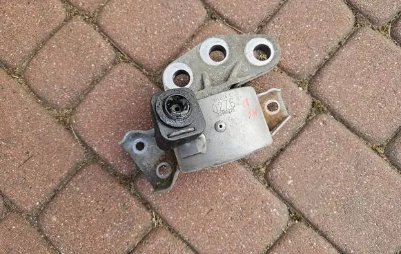 Opel Corsa E Engine mount bracket 13440276