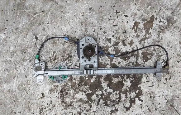 Volkswagen Golf III Front door manual window regulator 1H0837402B
