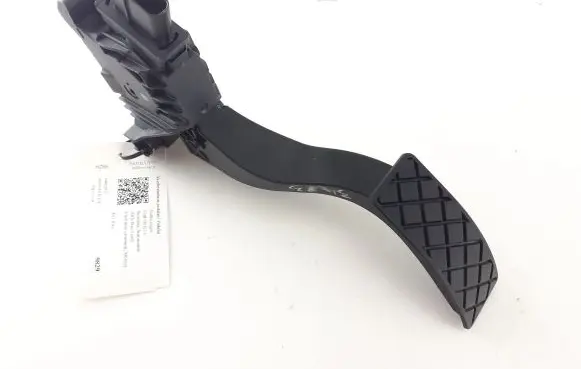 Accelerator throttle pedal