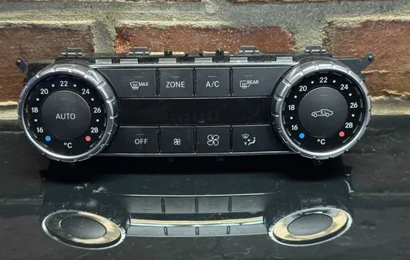 Mercedes-Benz C W204 Climate control unit A2049001007 Q01HW3810 SW261002