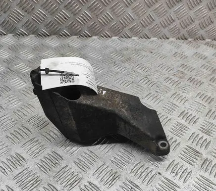 Audi A4 S4 B7 8E 8H Engine mounting bracket 8E0199307A