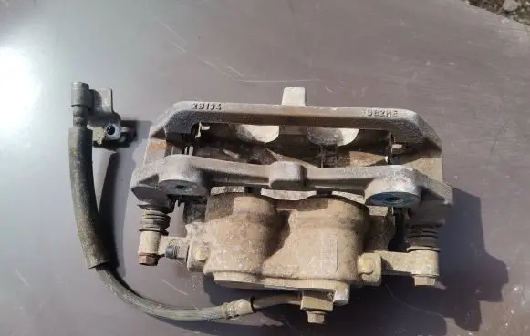 Ford Mustang VI Rear brake caliper 0B2HE