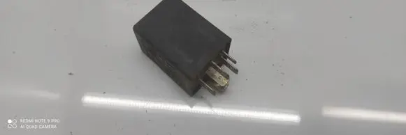 Volkswagen PASSAT B4 Window wiper relay 431955531