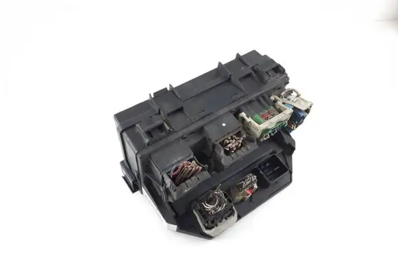 Jeep Liberty Fuse module 04692235AE R6233B001 R6233B001REV