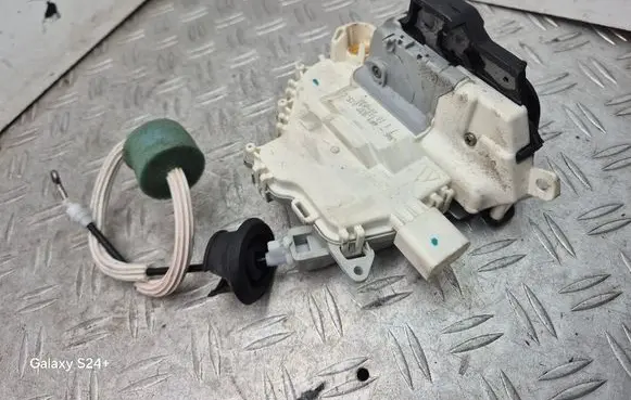 Audi A6 S6 C6 4F Front door lock 4F1837015G