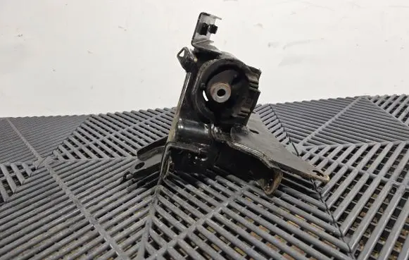 Toyota Yaris Engine mount bracket