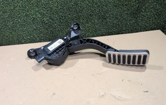 KIA Pro Cee'd III Accelerator throttle pedal 32700G4210 A2118100553 A2119030815
