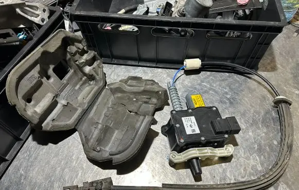 Peugeot 508 Hand brake control module 9801605680