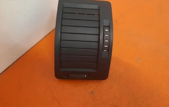 Skoda Octavia Mk2 (1Z) Dashboard side air vent grill/cover trim