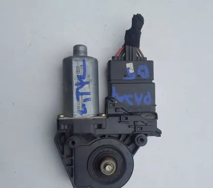 Volkswagen PASSAT B5 Rear door window regulator motor 0130821697