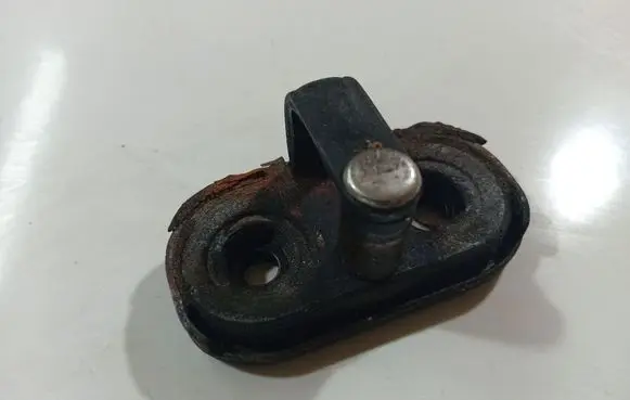 Volkswagen Golf V Rear door lock loop/hook striker 
