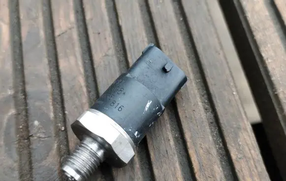 Jeep Cherokee III KJ Fuel pressure sensor 0281002398