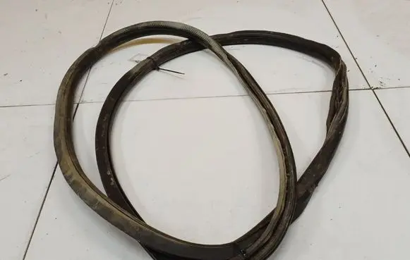 Skoda Octavia Mk2 (1Z) Rubber seal front coupe door 
