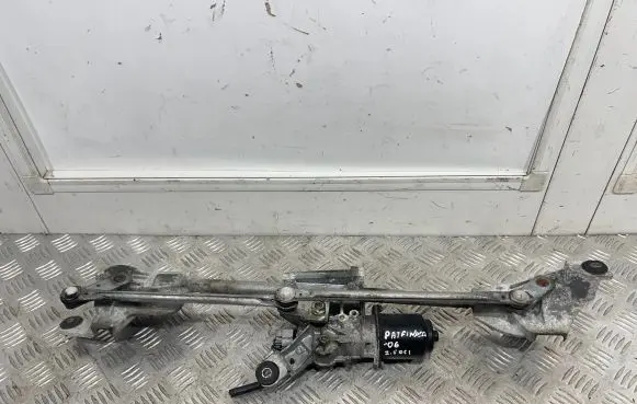 Nissan Pathfinder R51 Front wiper linkage and motor