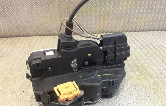 Opel Insignia A Coupe door lock (next to the handle) 3023881