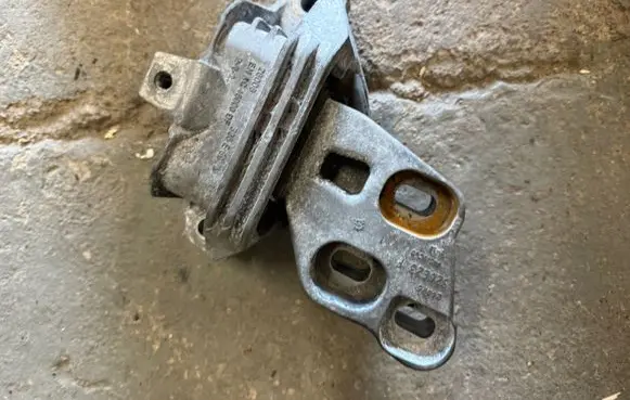 Mercedes-Benz A W176 Engine mounting bracket