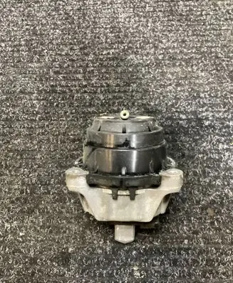 BMW 5 G30 G31 Engine mount bracket 6860478