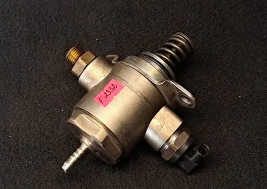 Audi A5 8T 8F Fuel injection high pressure pump 06J127025E