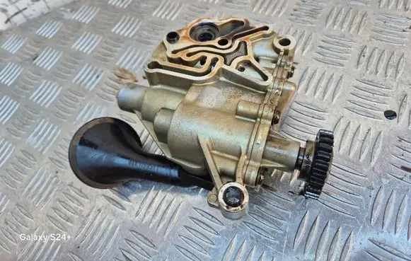 Volkswagen Golf VII Oil pump 06H115105DG 06K115251J