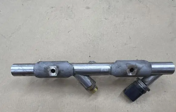 Audi A8 S8 D4 4H Fuel distributor 06E130089AF