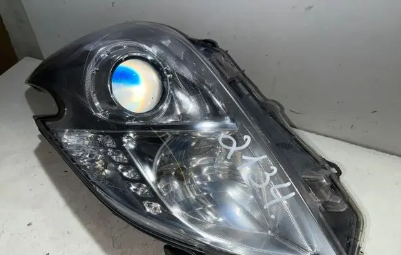 Toyota Prius (XW30) Headlight/headlamp