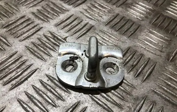 Suzuki Swift I Front door lock loop/hook striker 7a23