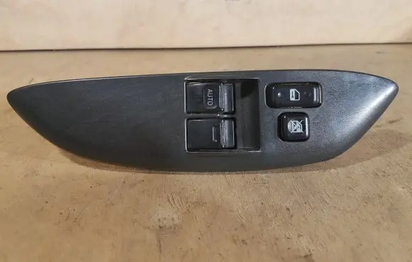 Toyota Yaris Electric window control switch