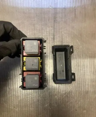 Chevrolet Orlando Fuse box set 96889481