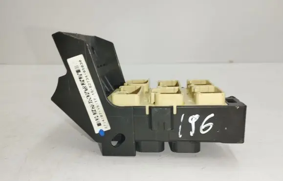 Toyota Corolla Verso AR10 Fuse module 8273405030