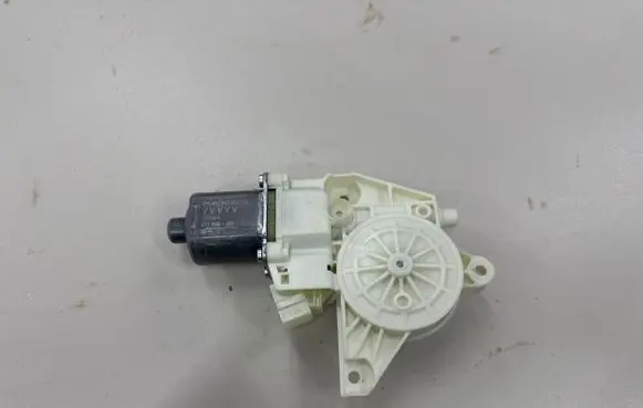 Mercedes-Benz GLA W156 Front door window regulator motor A2469065200 933866101