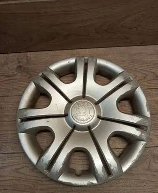 Skoda Fabia Mk2 (5J) R15 wheel hub/cap/trim 5J0601147F