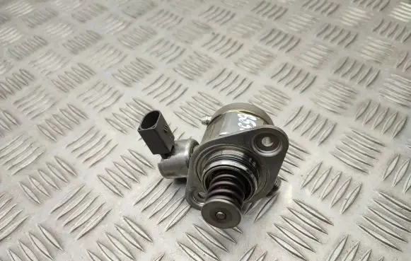 Audi A4 S4 B9 Fuel injection high pressure pump 0261520573 04E127025D