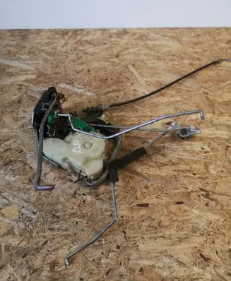KIA Sorento Front door lock A045777