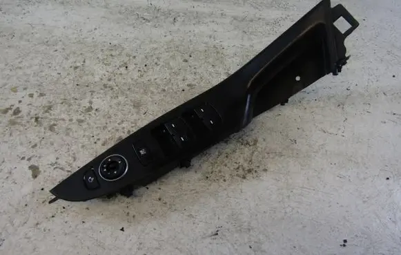 Hyundai i30 Front door window switch trim 93570A6050