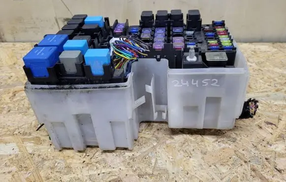 Mazda 5 Fuse module 