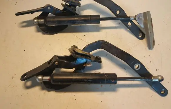 Volvo V70 Tailgate/trunk/boot hinge 8643038
