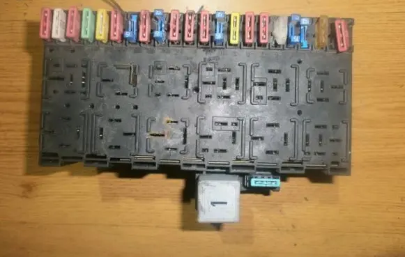 Volkswagen PASSAT B3 Fuse box set 357937039