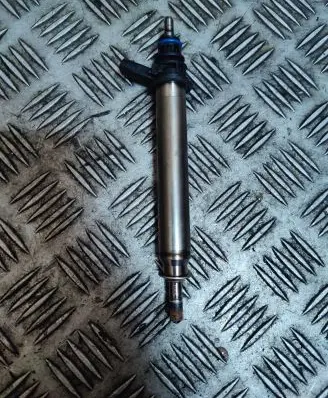 Mercedes-Benz CLA C117 X117 W117 Fuel injector A2560700187