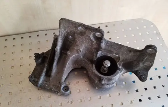 Nissan Qashqai+2 Engine mount bracket 11220JD700