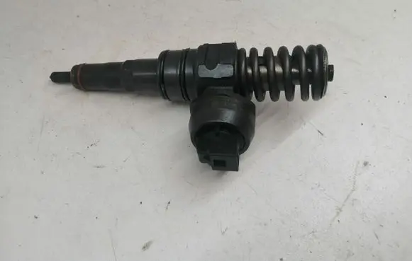 Volkswagen PASSAT CC Fuel injector 038130073